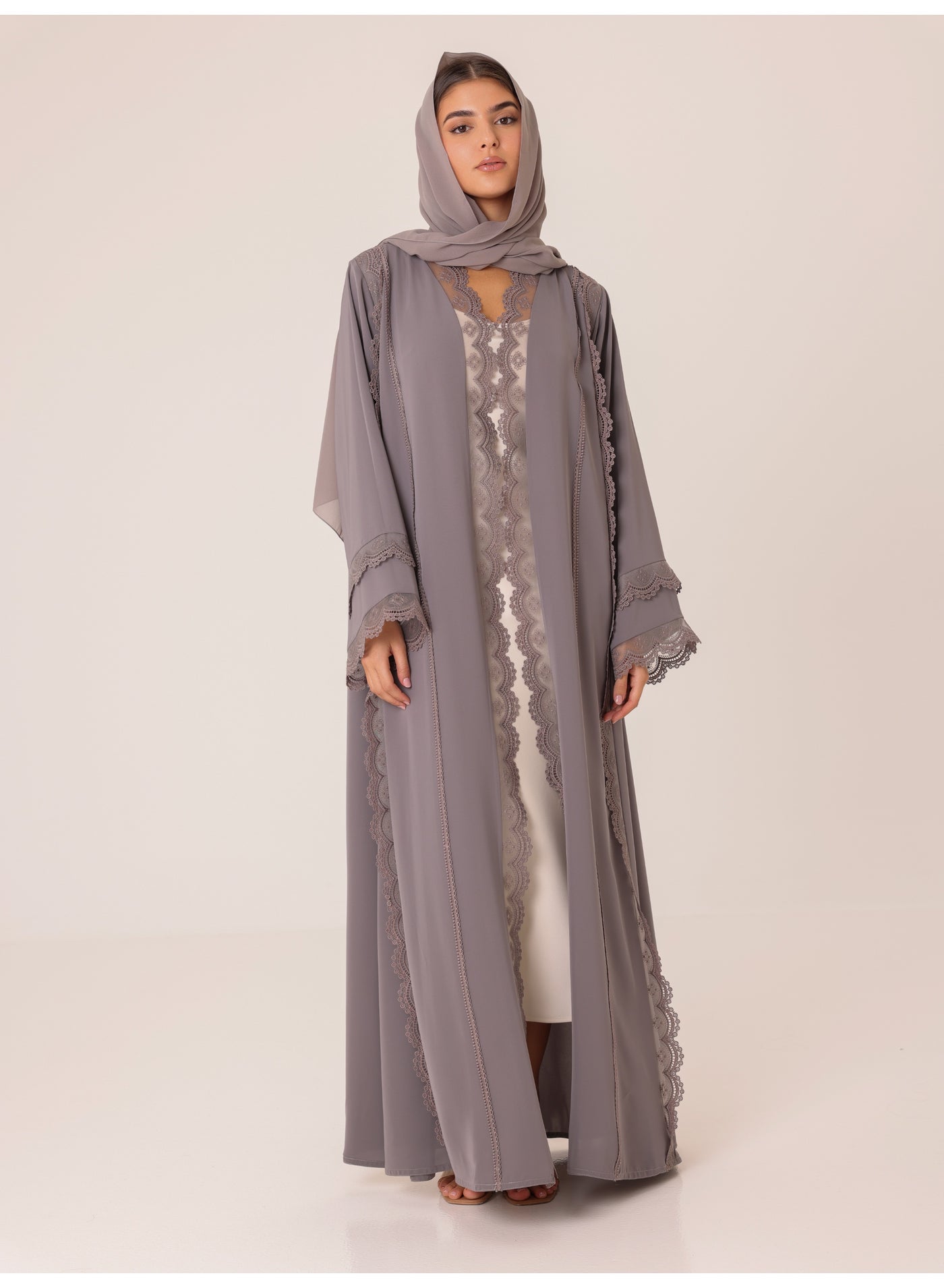 عباية مطرزة بتفاصيل الغسق رمادي